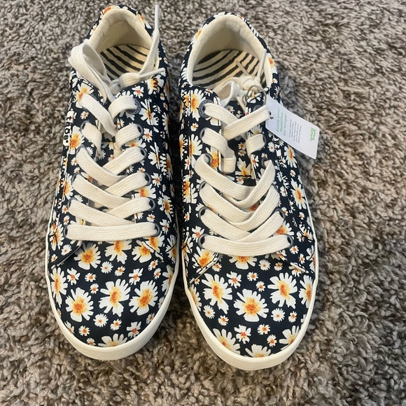 Taos Footwear Shoes - Womens Floral Sneakers - Daisy pattern